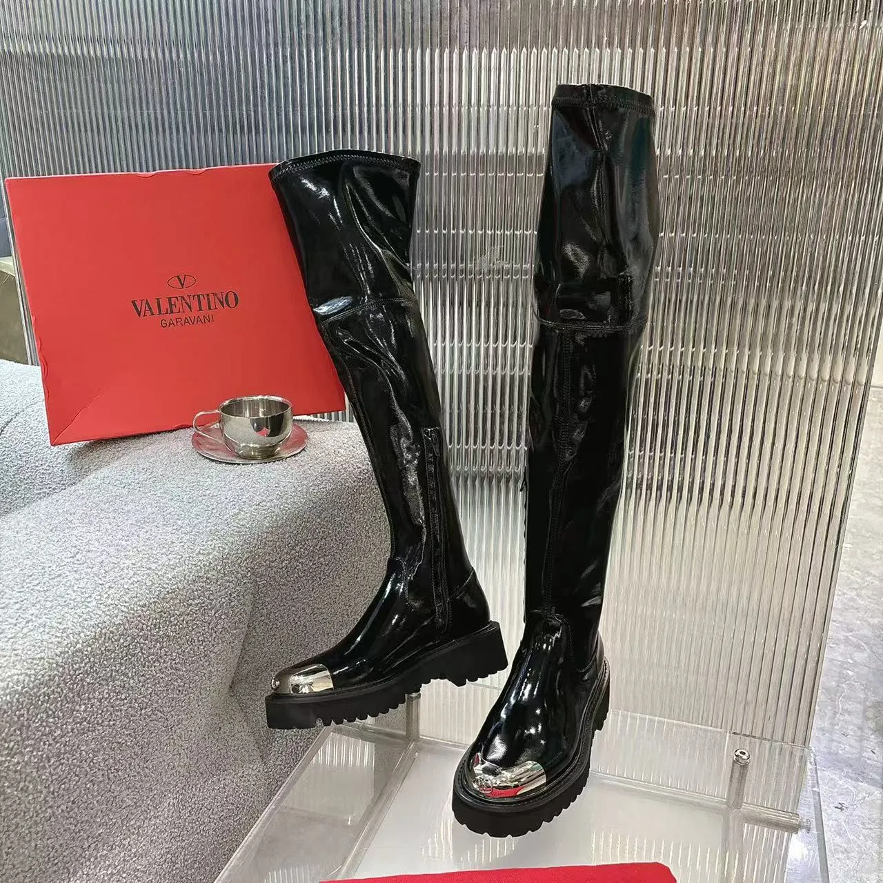 👟👟Ex-factory price 740👟👟 2026𝑉𝐴𝐿𝐸𝑁𝑇𝐼𝑁𝑂 Valentino ♡ͥ | 💫Purchase level🔍 Classic Valentino’s special textured hardware brings out a full sense of luxury After putting it on my feet, I was shocked that my feet looked slimmer! The new season lives up to expectations! Worth buying ❥The original method is absolutely sentimental ❥Elegant style creates a different feeling🙈 Simple temperament style!  ♡ show bdetails ———————————— ⊿▸: Code number | 35-40 (41. Customized) ⊿▸: Material | Patent leather + stretch patent leather ⊿▸: Lining | Sheepskin ⊿▸: Code number 35-40 (41. Customized)